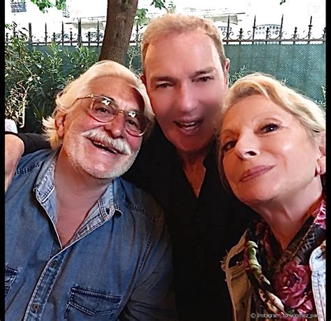 Bah, j'ai pas grand chose à dire en fait… Tony Gomez pose avec Véronique Sanson et son compagnon Christian, à Paris, le 2 août 2020 ...
