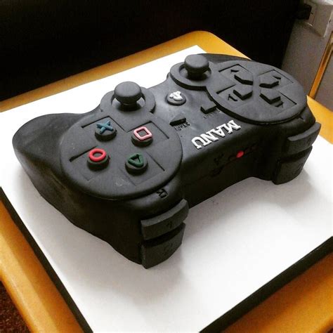 Zutaten dann die form des controllers auf die torte mit hilfe eines messers oder mit spitzem modellierwerkzeug leicht einzeichnen und die torte zuschneiden. Torta Joystick playstation 3 | Tortas, Recetas