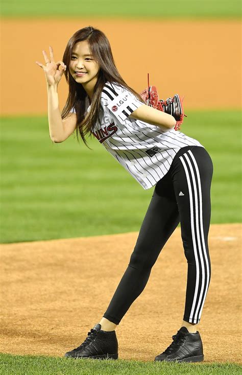 Apink Son Naeun Once Again Captures Netizens Attention With Her Sexy Leggings