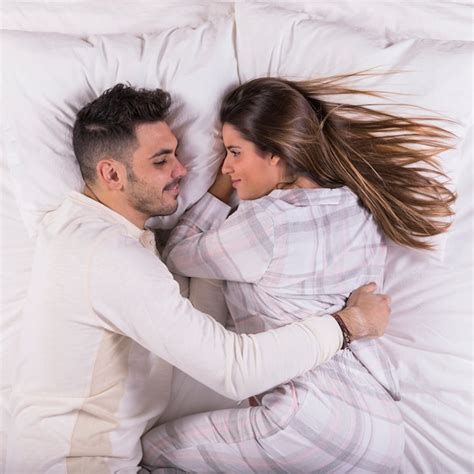 Mann Der Frau Im Bett Umarmt Kostenlose Foto