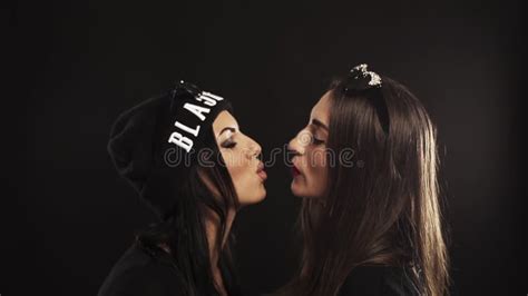Deux Filles Lesbiennes Sexy Se Penche Le Baiser Entre Eux De Taquinerie Banque De Vid Os Vid O