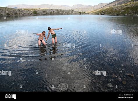 Kinder Schwimmen Im Bergsee In Den Bergen Chibiny Auf Kola Halbinsel