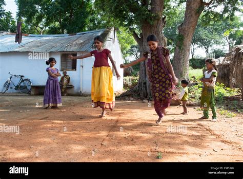 indische mädchen spielen in einem indischen dorf andhra pradesh indien stockfotografie alamy