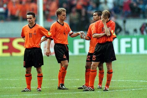 Ocak 1999'da frank ve ronald de boer , camp nou'da eski ajax teknik direktörleri louis van gaal'a katılarak i̇spanyol la liga kulübü barcelona. Frank de Boer nog steeds ziek van penaltytrauma tegen ...