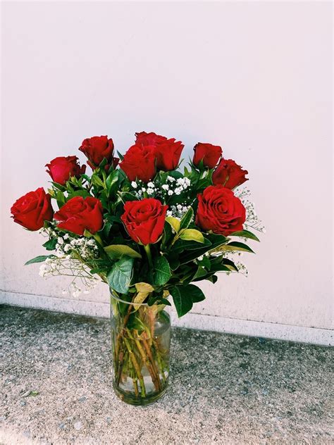 dozen short stem roses in vase centennial florist