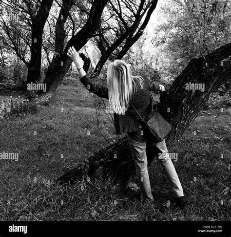 femme dans la nature banque de photographies et d images à haute résolution alamy