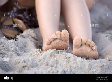 Mädchen Nackten Füßen Am Strand Stockfotografie Alamy