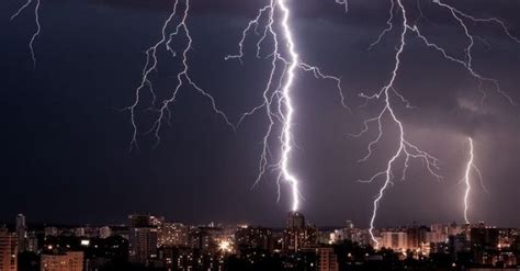 The lightning rod is a science structure that attracts lightning strikes. Piorunochron - potrzeba czy przeżytek? - Inspiracje i porady