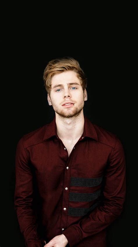 His father's name is andrew hemmings and his mother's name is liz hemmings. 5 SOS - Golden Gloves: Luke Hemmings - Wattpad