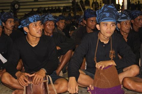 Indigenous Indonesian Tribe Emerges For Annual Tribute Crime And More World