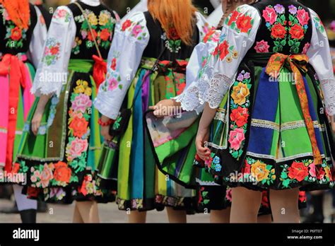 las mujeres locales las niñas vestidas con trajes típicos regionales tradicionales de lowicz