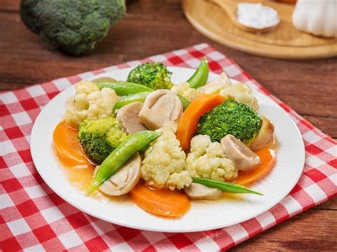 Menjelang digoreng, tarik sedikit adonan agar memanjang. Resep dan Cara Membuat Capcay Goreng Sederhana Lezat dan Praktis - QUDAPAN