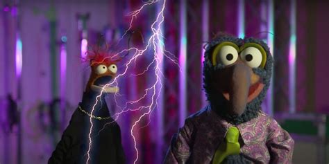 Muppets Haunted Mansion Images Show Kermit And Miss Piggy Swapping Looks