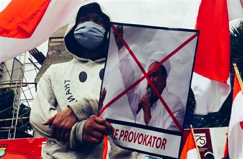 5 simpatisan habib rizieq diamankan polisi, salah satunya wanita. Polda Metro Jaya di Gruduk Pendemo Minta Habib Rizieq ...