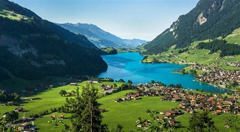 Vista Da Maravilhosa Comunidade De Lungern No Centro Da Suíça