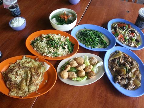 We love going around the town for good food. Memoir of a Rojak Gal: Foods and Flowers at Cameron Highlands