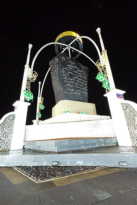 Batu bersurat bukti tamadun melayu unik dan unggul. Gambar Replika Batu Bersurat Terengganu, Kuala Terengganu ...