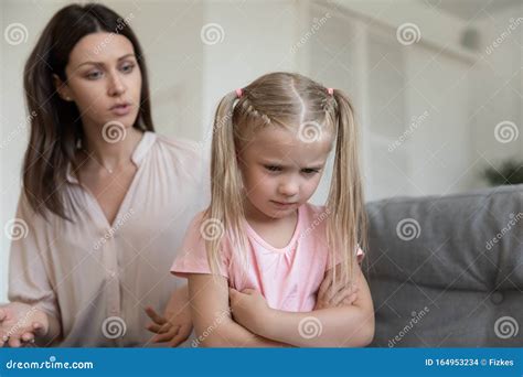 Mamá Furiosa Regañando A Terca Fussy Disgustada Hija Pequeña Foto De