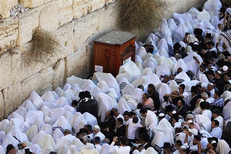 Tens Of Thousands At Jerusalems Western Wall For Priestly Blessing