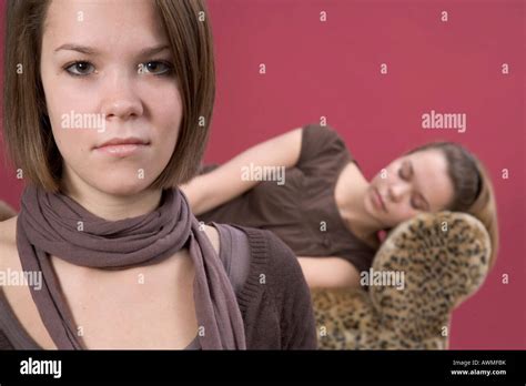 deux jeune fille coucher sur canapé banque de photographies et d images à haute résolution alamy