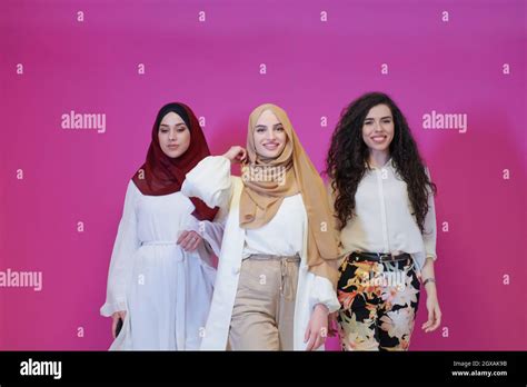 Retrato En Grupo De Mujeres Musulmanas Hermosas Dos De Ellas En Vestido