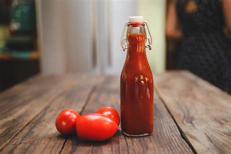 Warm the oil in a frying pan over a medium heat then add the onions and cook and stir for 20 minutes until nicely browned. How to Make Old Fashioned Ketchup: Preservative and ...