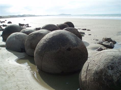 Like many people of my age, i sometimes ask myself whether i took the right path in life. The Moeraki Boulders (North Otago) - GC124MY - GEOCACHE OF ...