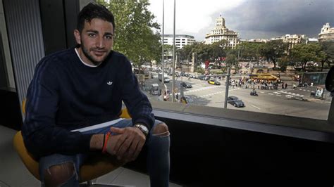 His eye color is brown and his hair color is black. NBA: El 'líder' Ricky Rubio se cansa de perder: "Quiero ...