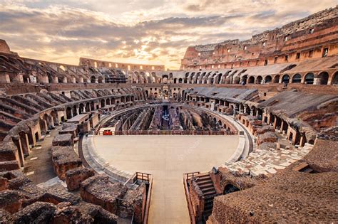 Vista Panorámica Del Interior Del Coliseo Romano Al Atardecer Foto