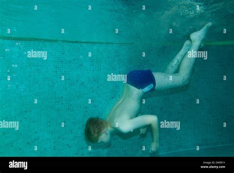 Freiburg Im Breisgau Junge Unter Wasser In Einem Schwimmbad