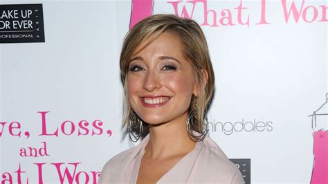 Smallville Star Allison Mack Charged With Recruiting Slaves For Sex Cult Posing As Self Help