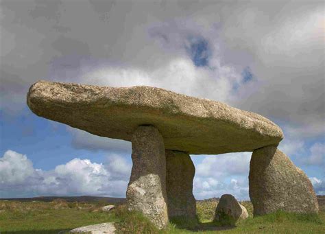 monumentos megaliticos menhir dolmen  cromlech
