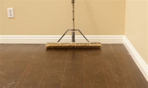 Ce traitement peut être réalisé en usine mais également in situ par l'utilisateur final, par badigeonnage. Parquet vitrifié ou huilé et sol en pierre ou carrelé ...