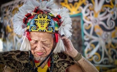 Berbicara tentang asal usul agama islam, tidak dapat hanya dengan mengaitkannya dengan kehidupan nabi muhammad saw. 7 + Adat Istiadat Suku Dayak Lengkap Beserta Contoh dan ...