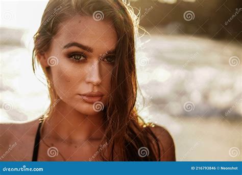 Retrato De Belleza De Una Chica Sexy En La Playa Posando Durante La