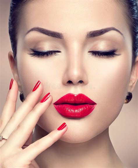belle femme de mode avec le rouge à lèvres rouge et les clous rouges image stock image du