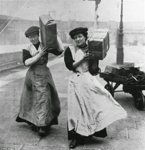 16 Incredible Photos Show Daily Life Of British Women War Workers During World War One ~ Vintage