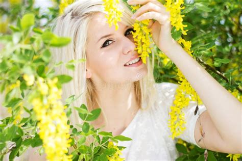 Mooi Blondemeisje Met Gele Bloemen Stock Afbeelding Image Of Vrolijk