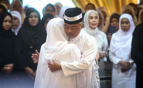 Malaysia on thursday named sultan abdullah ibni sultan ahmad shah as the country's 16th king. Air mata Agong lambang kasih anakanda | Harian Metro
