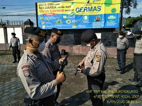 Pengecekan Senjata Api Personil Sat Sabhara Polres Karawang