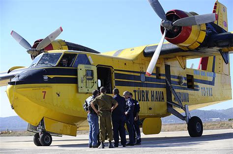 This aircraft has a load of 1,800 litres of water to drop over fires, specifically forest fires. AviationsMilitaires.net — Canadair CL-215 Scooper