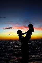 Amore abbracci baci verità citazioni d'amore te amo coppie immagini. Foto d'Amore un abbraccio nel mare al tramonto