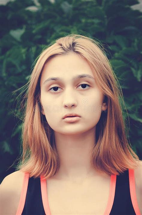 Retrato De Una Muchacha Adolescente Hermosa En Un Fondo De La