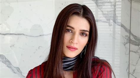 How To Get Kriti Sanons Hairstyle And Makeup Look Vogue India Vogue India