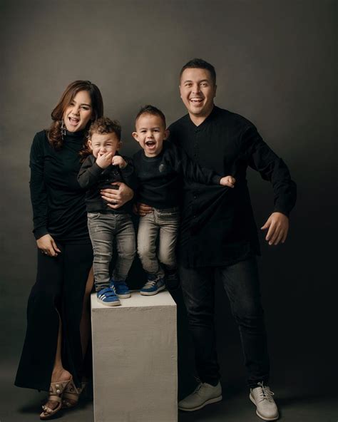 Pihak yang terlibat dalam proses pemutakhiran data sdgs desa ialah kelompok kerja relawan pendataan desa, pemerintah daerah kabupaten/kota, pemerintah daerah provinsi, dan kementerian desa, pdt, dan transmigrasi. 30+ Ide Background Untuk Foto Keluarga Berdiri - Cosy Gallery