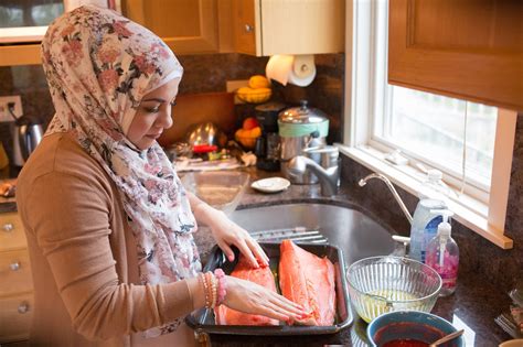 a muslim cook wanted to stop the hate so she started inviting strangers to dinner the