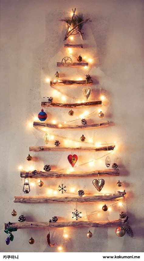 나무들로 만든 크리스마스 트리 나무가 주는 따스함과 전구가 잘 어우러진듯해요 Alternative Christmas