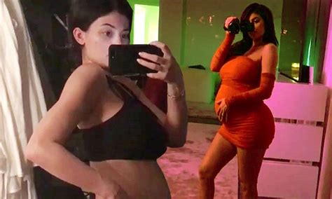 Kylie Jenner Shows Off Her Baby Bump In Pregnancy Video Daily Mail Online