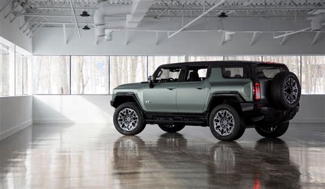 Gmc Hummer Ev Suv Has The Winter Of 2023 2024 Covered Becomes A Power