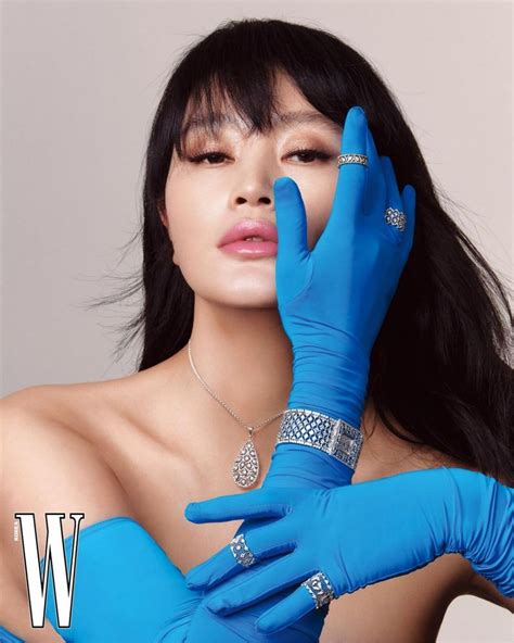 Dijuluki Goddess Karismatik 10 Potret Glamor Kim Hye Soo